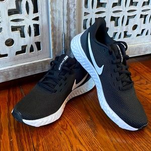 Nike revolution sneakers size 6!